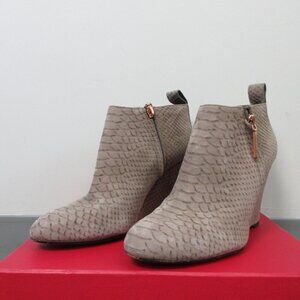 Clarks Lorenzo Women 7 Brown Ankle Boots Booties Wedge Heels Snake Suede 566